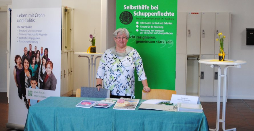 Eine Frau am Info-Stand vom Deutschen Psoriasis-Bund e.V., Regionalgruppe Baden-württemberg