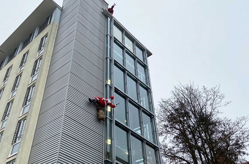 Das Team der Höhenrettung sorgt auf dem Dach dafür, dass der Nikolaus gut am Boden ankommt. 