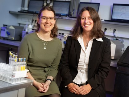 Die Ulmer Wissenschaftlerinnen Anja Gumpp (links) und Prof. Iris-Tatjana Kolassa im Labor der Abteilung für Klinische & Biologische Psychologie 