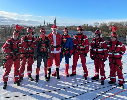 Bereits zum sechsten Mal macht die Höhenrettungsgruppe der Feuerwehr Ulm die Abseilaktion möglich.