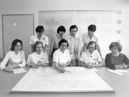 Das Leitungsgremium des Pflegesektors 1978 bei einer Besprechung der Baupläne für die Medizinische Klinik am Oberen Eselsberg, in der Mitte Ilse Schulz (Foto: Stadtarchiv Ulm, Adler)