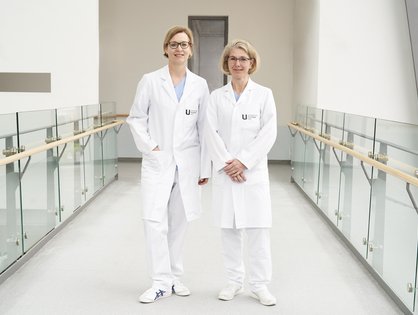 Prof. Dr. Katharina Hancke, stellvertretende Direktorin der Klinik für Frauenheilkunde und Geburtshilfe am UKU sowie Leiterin des Kinderwunschzentrums UniFee (links) und PD Dr. Dr. Karin Bundschu, Fachärztin und Leiterin des Forschungslabors für Fertilitätsmedizin (rechts).