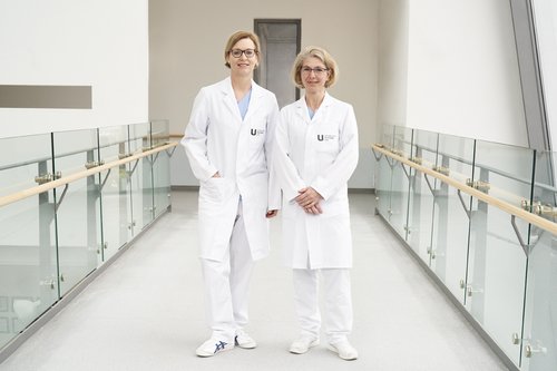 Prof. Dr. Katharina Hancke, stellvertretende Direktorin der Klinik für Frauenheilkunde und Geburtshilfe am UKU sowie Leiterin des Kinderwunschzentrums UniFee (links) und PD Dr. Dr. Karin Bundschu, Fachärztin und Leiterin des Forschungslabors für Fertilitätsmedizin (rechts).