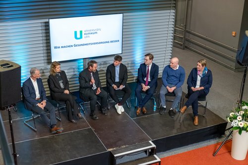 Bei der anschließenden Podiumsdiskussion gaben sechs Mitarbeitende Einblicke, wie sie Gesundheitsversorgung besser machen.