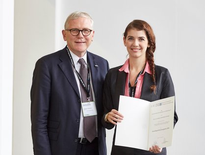 1.	Prof. Dr. Reinhard Hoffmann (DGOU-Generalsekretär) und die Preisträgerin Dr. Melanie Haffner-Luntzer (Foto: © Intercongress).
