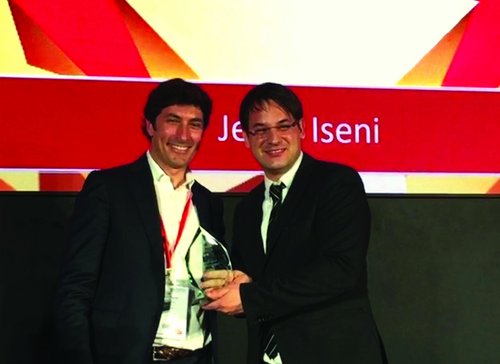 Jeton Iseni (rechts) und Saverio Patimo, Vertriebsdirektor B-Com Technologies, bei der Preisverleihung in Berlin (Foto: Associations Network)