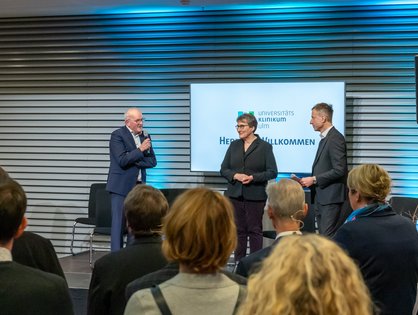 Zu Beginn begrüßten Clemens Benz, Ministerialdirigent und Aufsichtsratsvorsitzender (l.), Christa Hohner, Kaufmännische Direktorin und stv. Vorstandsvorsitzende (m.) und Prof. Dr. Udo X. Kaisers, Leitender Ärztlicher Direktor und Vorstandsvorsitzender (r.) die Gäste.