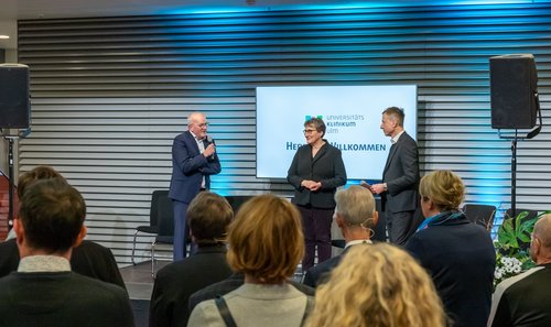 Zu Beginn begrüßten Clemens Benz, Ministerialdirigent und Aufsichtsratsvorsitzender (l.), Christa Hohner, Kaufmännische Direktorin und stv. Vorstandsvorsitzende (m.) und Prof. Dr. Udo X. Kaisers, Leitender Ärztlicher Direktor und Vorstandsvorsitzender (r.) die Gäste.