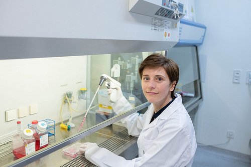 Dr. Sandra Heller bei einem Experiment im Labor