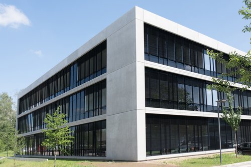 Der vom Büro Heinle, Wischer und Partner aus Stuttgart entworfene Neubau hat  drei Geschosse um einen nach Norden offenen Innenhof. Foto: Elvira Eberhardt/Uni Ulm