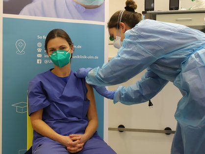 Eine Ärztin des Universitätsklinikums Ulm erhält als eine der ersten Mitarbeiter*innen eine Corona-Impfung. 