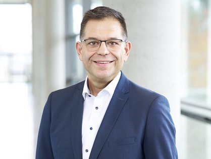 Robert Jeske ist seit 2021 Pflegedirektor und Vorstandsmitglied am Universitätsklinikum Ulm. Jetzt hat ihn der Aufsichtsrat vorzeitig wiederbestellt. (Foto: Universitätsklinikum Ulm)