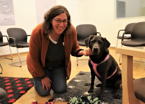 Zusammen mit Halterin Eva Fink, Krankenschwester an der Klinik für Psychosomatische Medizin und Psychotherapie am UKU, begleitet und unterstützt Laika die Patient*innen.