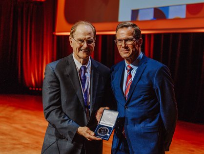 Prof. Stephan Stilgenbauer (rechts) mit Prof. Tom Kipps, Vorsitzender iwCLL, bei der Verleihung der Rai & Binet Medaille. (Foto: iwCLL) (Foto: iwCLL)