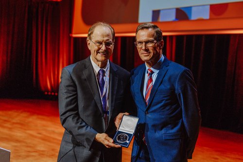 Prof. Stephan Stilgenbauer (rechts) mit Prof. Tom Kipps, Vorsitzender iwCLL, bei der Verleihung der Rai & Binet Medaille. (Foto: iwCLL) (Foto: iwCLL)