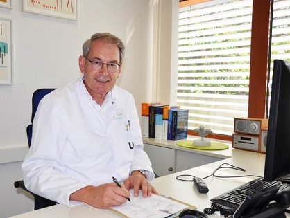 Prof. Jürgen Steinacker, Leiter der Sektion Sport- und Rehabilitationsmedizin sitz an seinem Schreibtisch