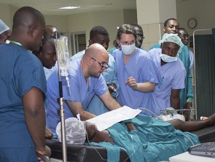 Unter Anleitung setzten die Kursteilnehmer ihr neues Wissen über ultraschallgesteuerte Regionalanästhesien und Gefäßpunktionen im OP des Klinikums von Kumasi (Ghana) ein (Foto: Wolfgang Stahl und Ilyas Tugtekin).