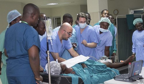 Unter Anleitung setzten die Kursteilnehmer ihr neues Wissen über ultraschallgesteuerte Regionalanästhesien und Gefäßpunktionen im OP des Klinikums von Kumasi (Ghana) ein (Foto: Wolfgang Stahl und Ilyas Tugtekin).
