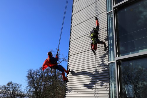 Superman und Spiderman unterstützten den Nikolaus bei seiner Aktion.