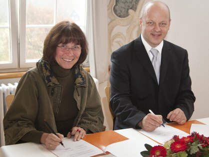 Helga Stetter, Schulleiterin der Realschule St. Hildegard und Dr. Karl-Heinz Tomaschko, Direktor der Akademie für Gesundheitsberufe,  unterzeichnen den Vertrag zur Begründung der Bildungspartnerschaft (Foto: UK Ulm)