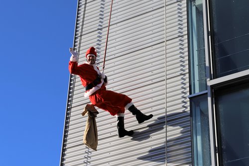 Gut gelaunt seilt sich der Nikolaus aus über 20 Metern vom Gebäude der Klinik für Kinder- und Jugendpsychiatrie/Psychotherapie ab.