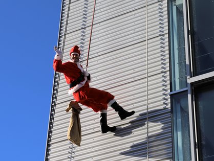 Gut gelaunt seilt sich der Nikolaus aus über 20 Metern vom Gebäude der Klinik für Kinder- und Jugendpsychiatrie/Psychotherapie ab.