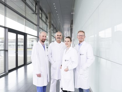 Das Team der Sektion für Interdisziplinäre Pankreatologie (SIP) am UKU. V.l.: PD Dr. Lukas Perkhofer, Oberarzt der Sektion, Prof. Dr. Marko Kornmann, Stellv. Sektionsleiter, Dr. Katja Kilani, Ärztin in Weiterbildung und Prof. Dr. Alexander Kleger, Leiter der Sektion für Interdisziplinäre Pankreatologie und Direktor des Instituts für Molekulare Onkologe und Stammzellbiologie.