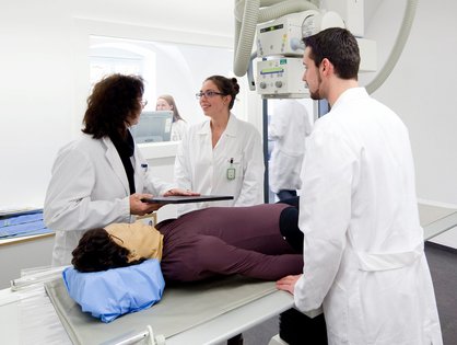 Ausbildung an der Röntgenanlage der MTRA-Schule (Foto: Universitätsklinikum Ulm)