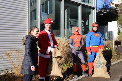 Sicher am Boden angekommen, werden Nikolaus, Superman und Spiderman von Prof. Vera Clemens, stv. Ärztliche Direktorin der Klinik für Kinder- und Jugendpsychiatrie/Psychotherapie.